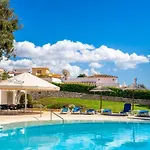 Da Rocha, Rosa, T1, Piscinas, Parqueamento E Internet By Ig *