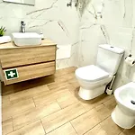 Da Rocha, Rosa, T1, Piscinas, Parqueamento E Internet By Ig * Portimão