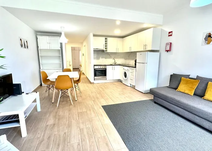 Da Rocha, Rosa, T1, Piscinas, Parqueamento E Internet By Ig * Portimão