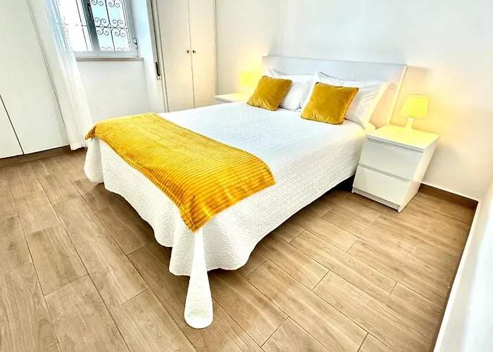 Da Rocha, Rosa, T1, Piscinas, Parqueamento E Internet By Ig *