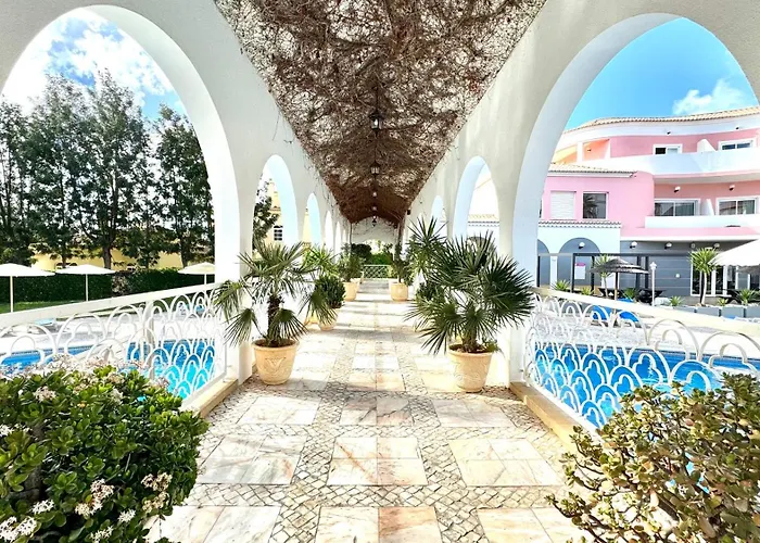 Da Rocha, Rosa, T1, Piscinas, Parqueamento E Internet By Ig *